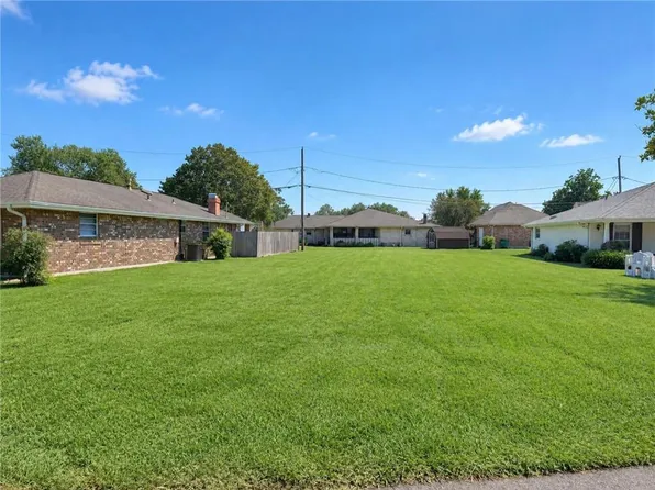 11 Sombrero Ln, Saint Rose, LA 70087