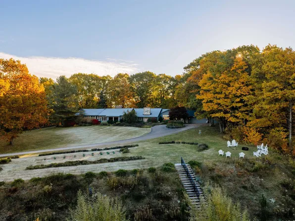 1461 N Eagle Hwy, Lake Leelanau, MI 49653