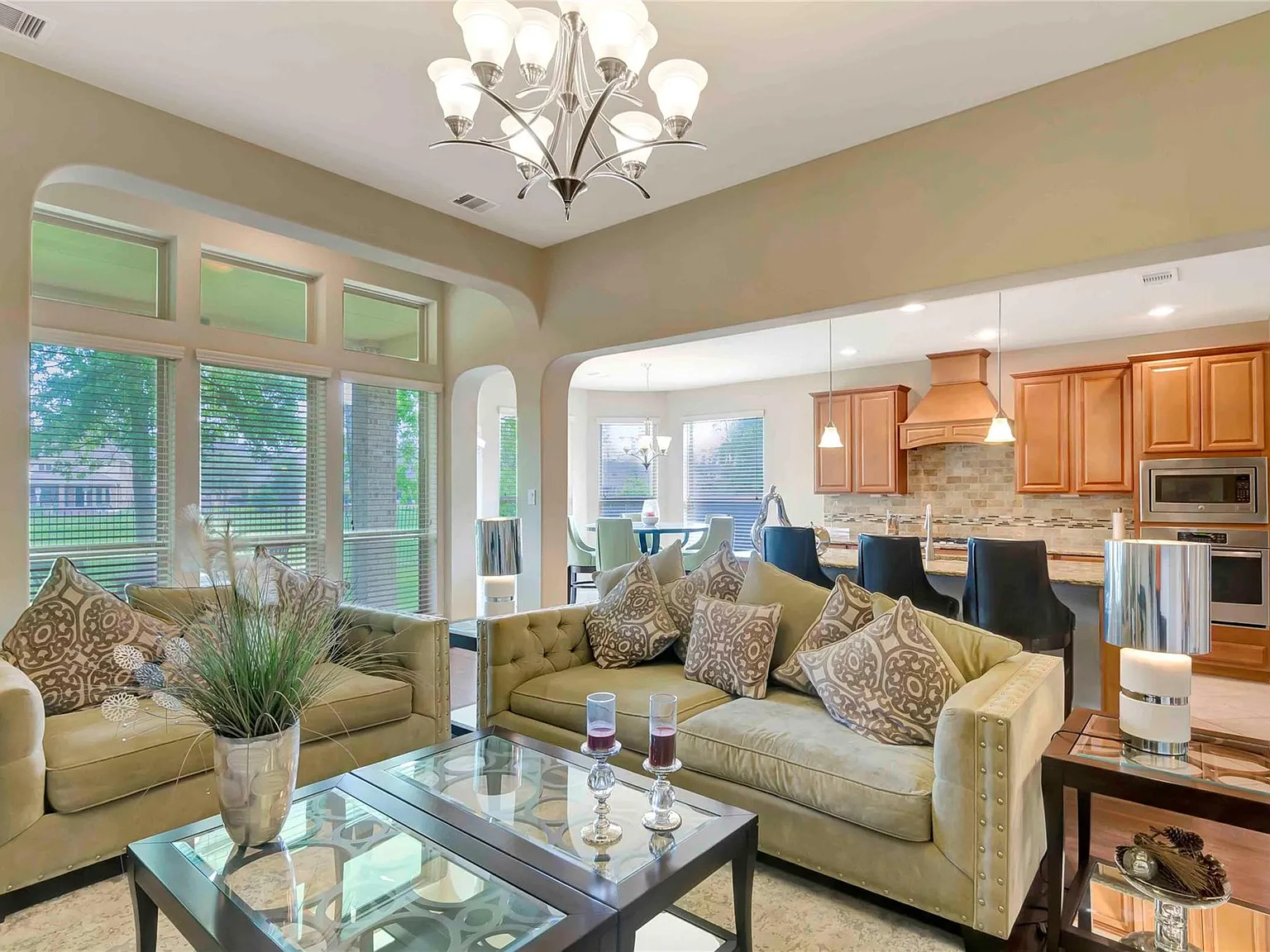 4 bed, 3.5 bath, 3207 sqft, $4,000 — Photo 1