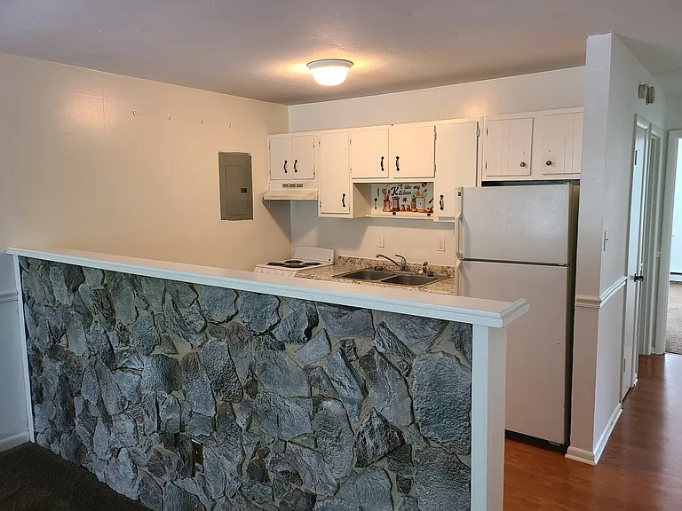 604 Colonial Ct #11 — Photo 2