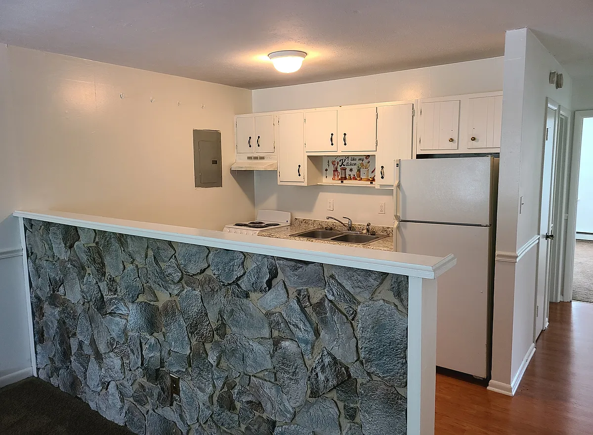 Building Photo - 604 Colonial Ct #11