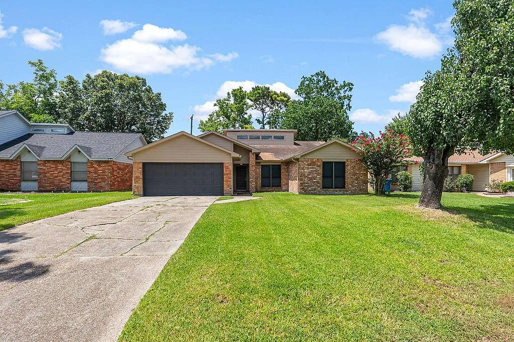 4 bed, 2.0 bath, 1729 sqft, $2,200 — Photo 1