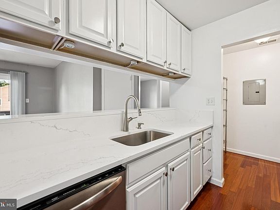 5th image of 706 Woodhollow Dr