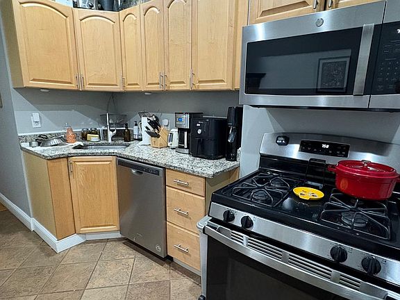 2nd image of 18 Portsmouth St #2