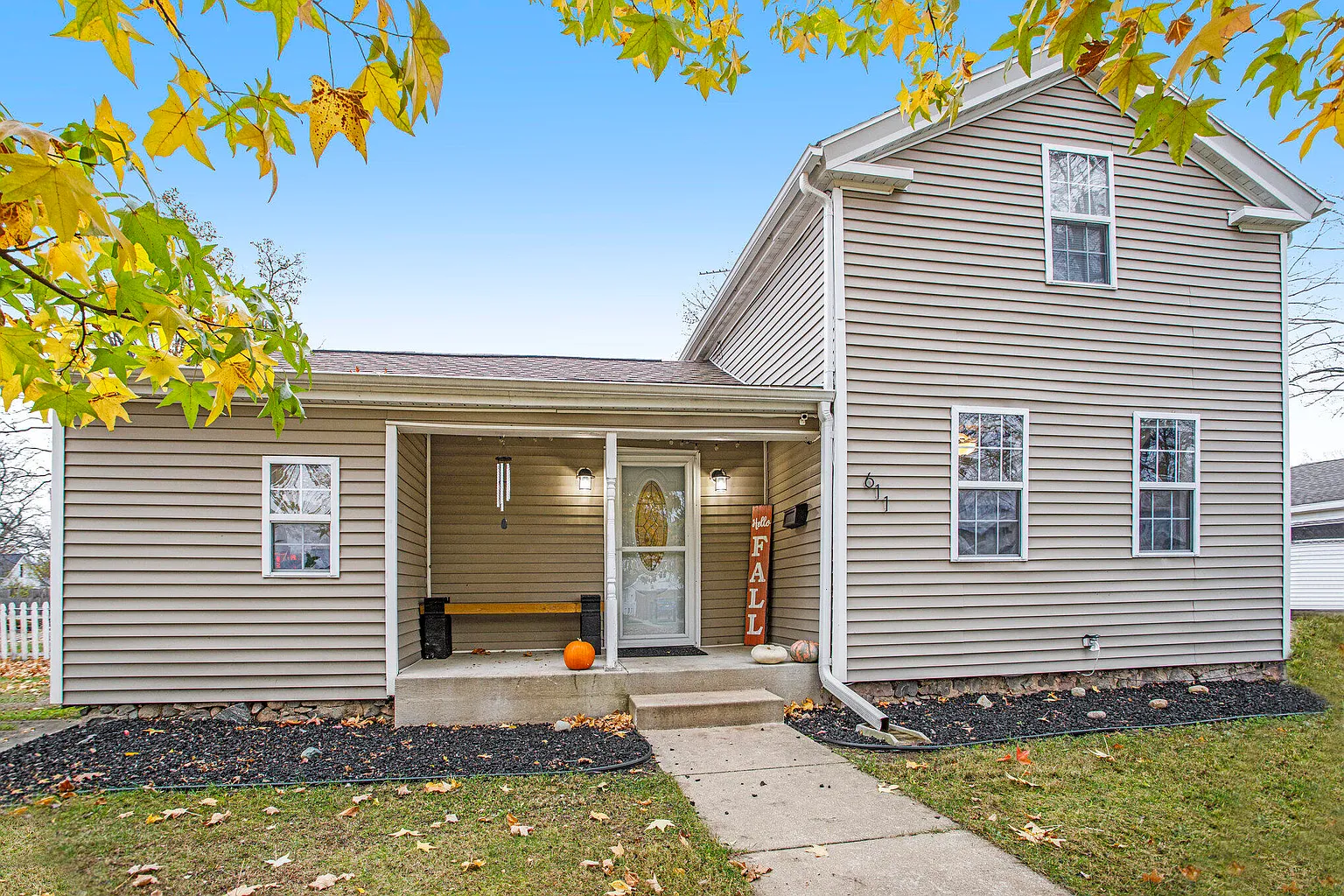 611 East St photo 1