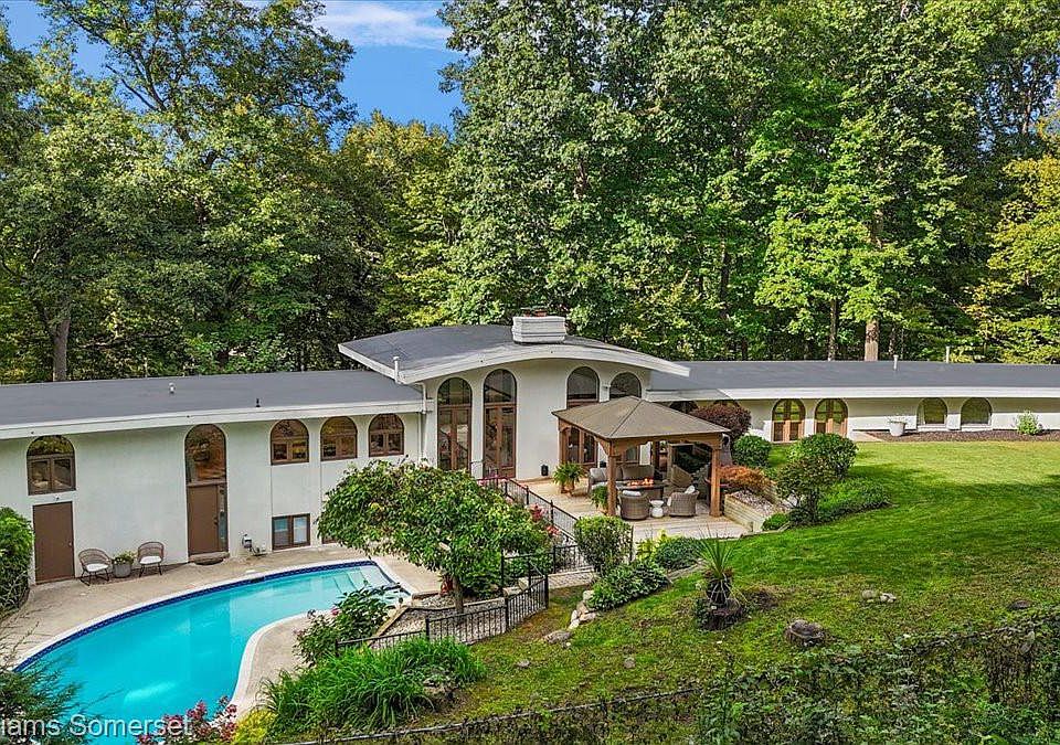 1st image of 2829 Shannon Dr