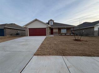 925 Hazybrook Cir, Chickasha, OK 73018