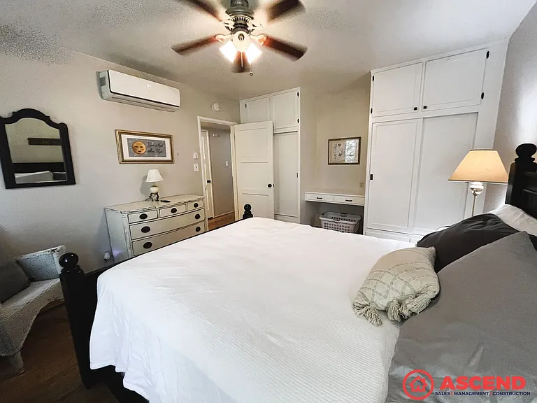 Vintage Cottages in the heart of Downtown Bakersfield! — Photo 9