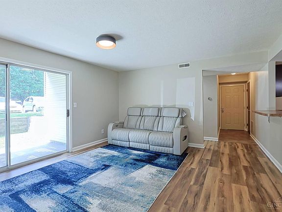 3rd image of 5982 Meadowcreek Dr Unit 3