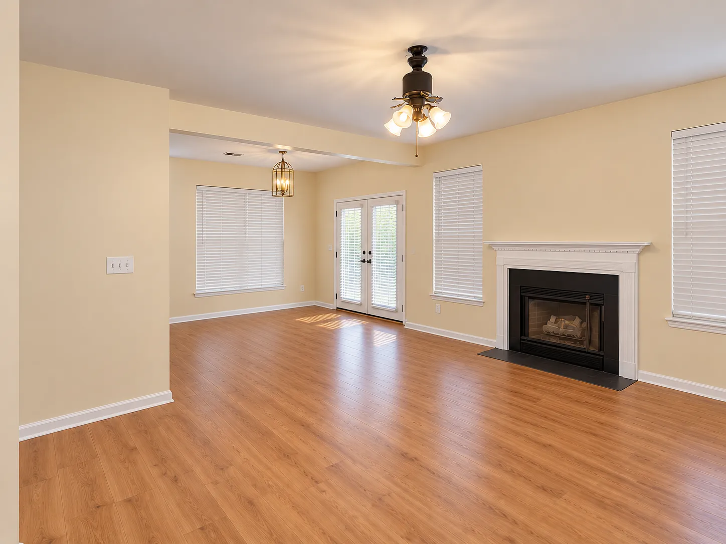 3 bed, 2.5 bath, 2200 sqft, $2,600 — Photo 4