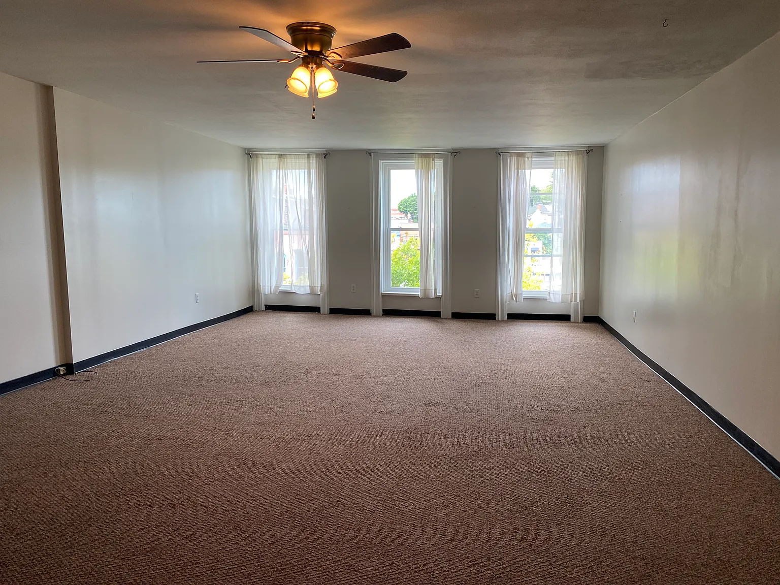 Studio, 1000 sqft, $1,200 — Photo 1