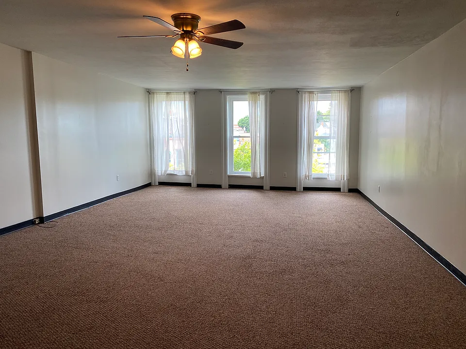 171 W 1st St #3