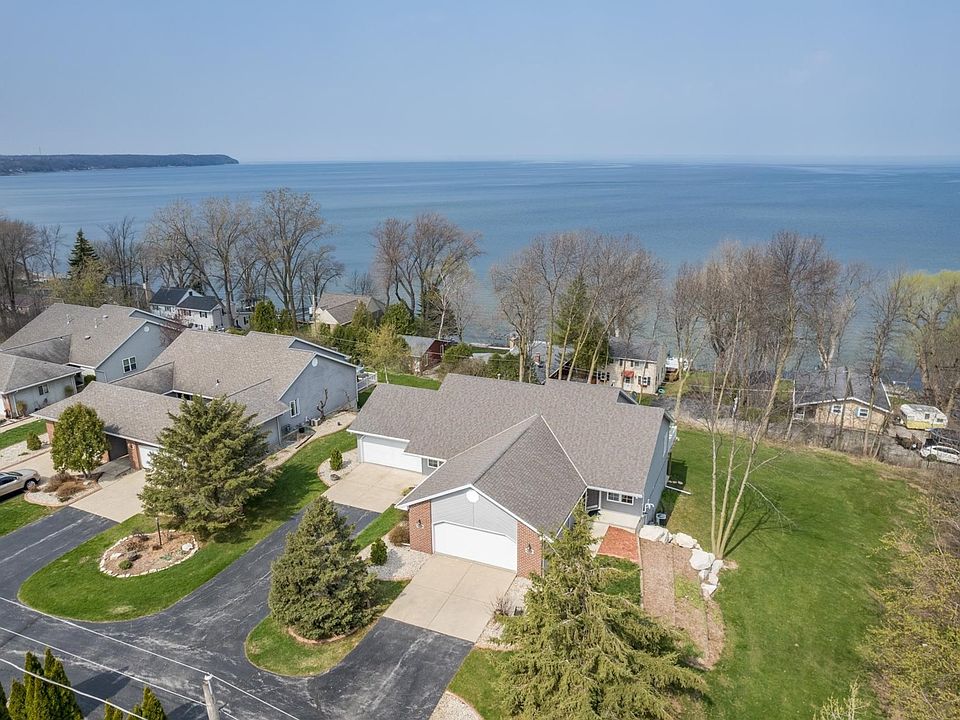Walkout Ranch w/ Access to the Bay