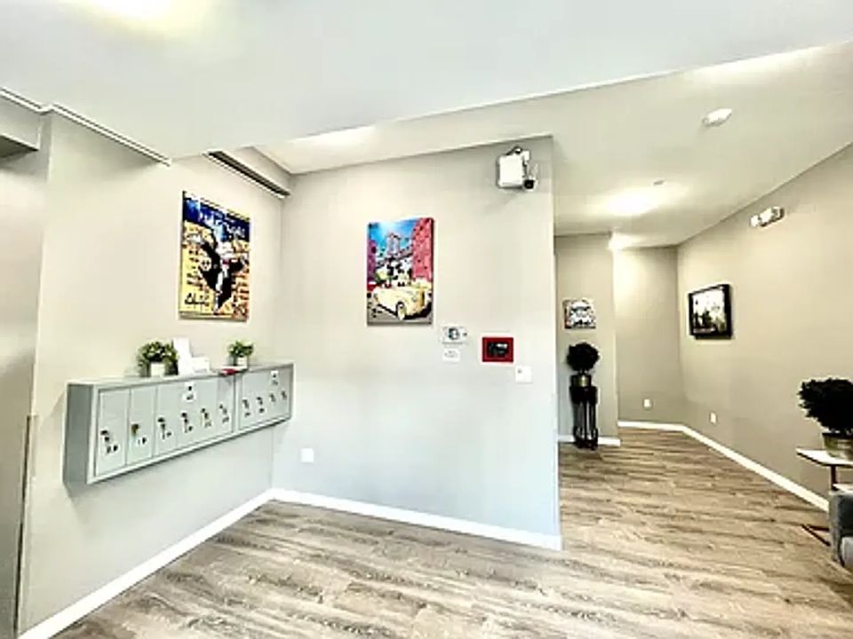 Building Photo 3