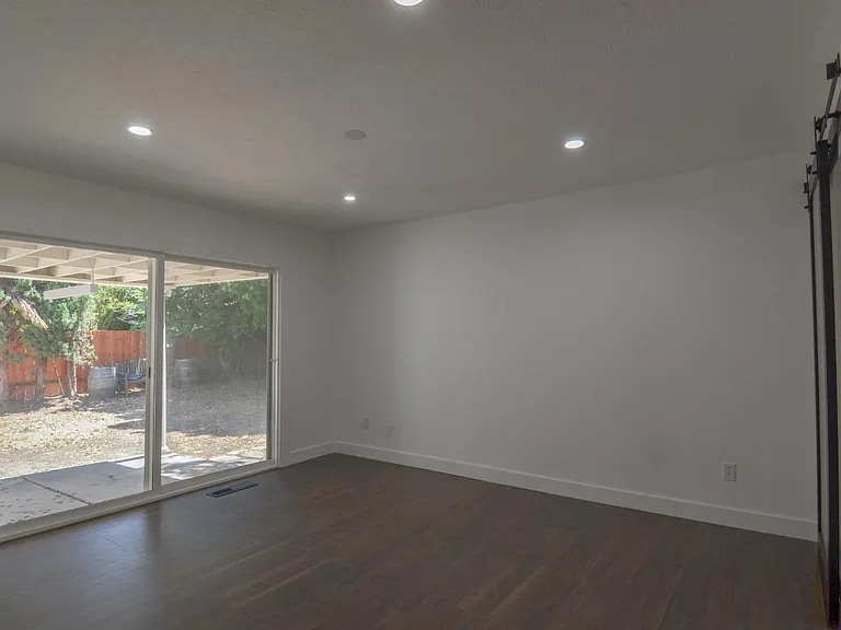 1321 Astoria Dr — Photo 50