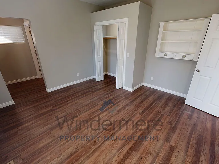 430 E Oak St — Photo 12