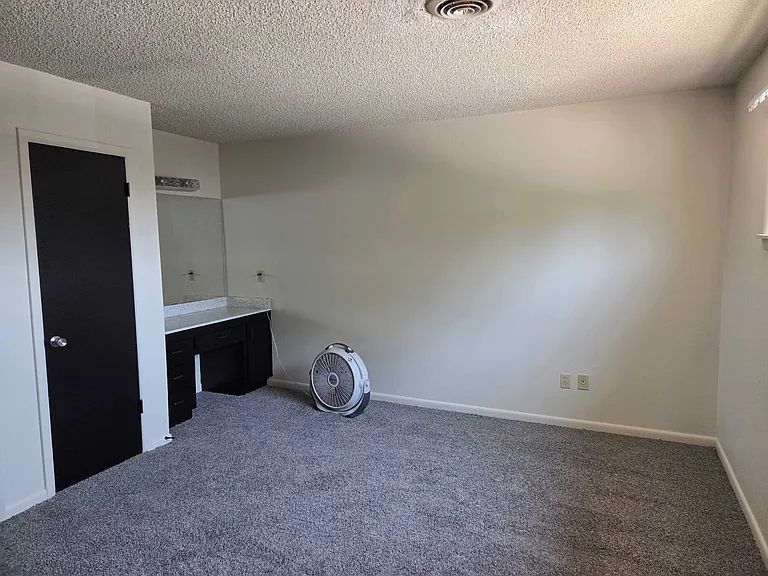 Victor South Apartments — Photo 27