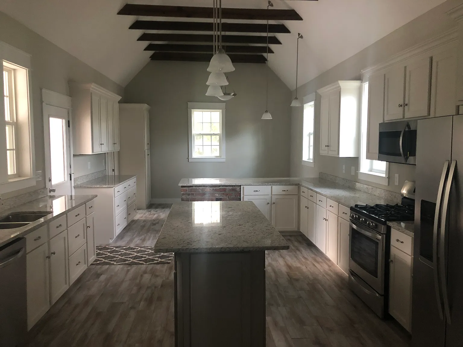 5 bed, 3946 sqft, $2,900 — Photo 2
