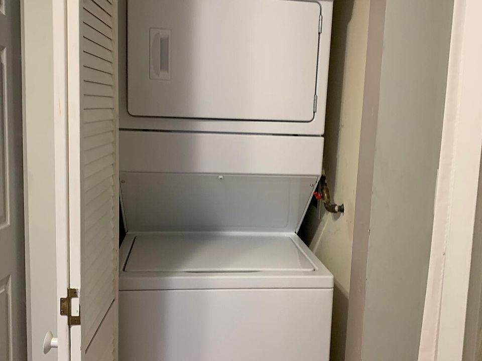 1st image of 620 W Roscoe St #C9kjkh1qg