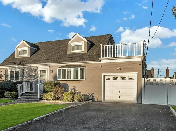 1009 N Hamilton Avenue, Lindenhurst, NY 11757