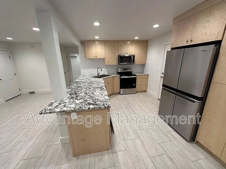 467 E Elm St — Photo 3