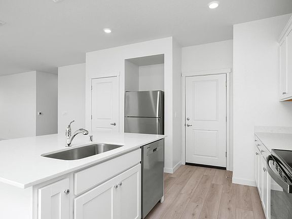 5th image of 821 Helmsley Lane