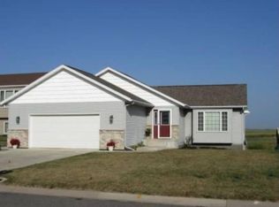 611 5th St NE, Plainview, MN 55964
