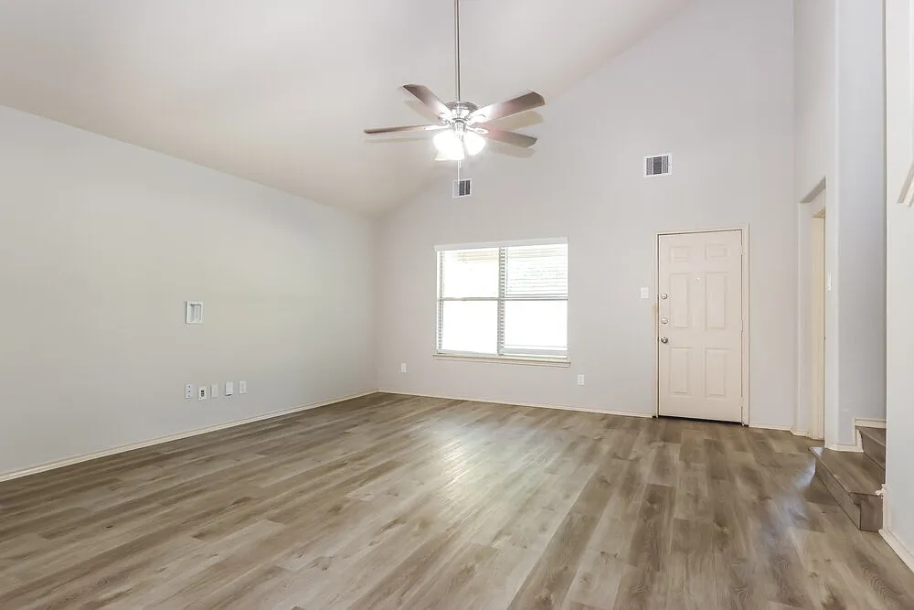 4 bed, 2.5 bath, 2644 sqft, $2,395 — Photo 4