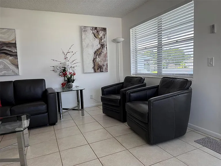 144 Farnham Cres #F — Photo 6