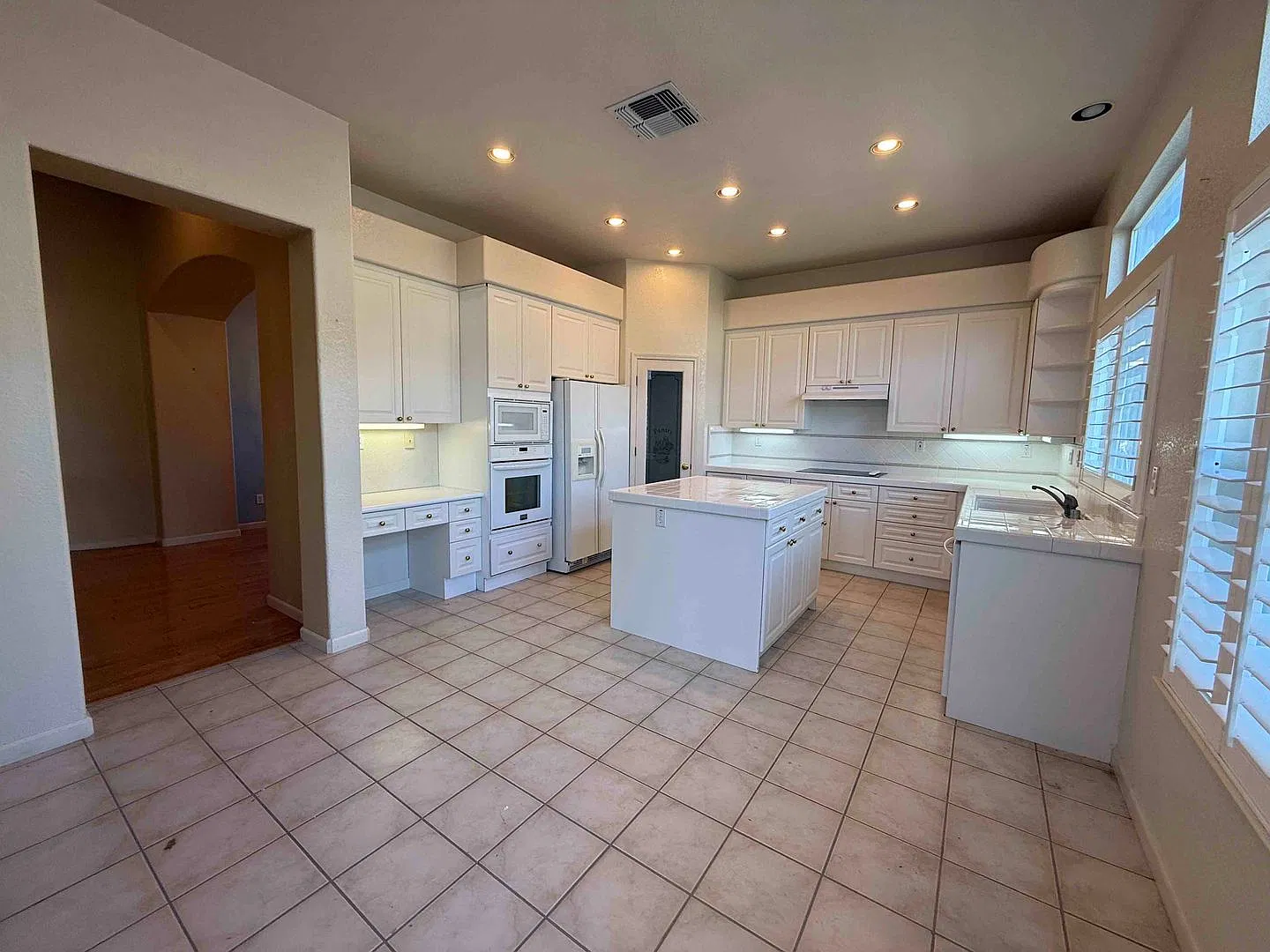 Gorgeous 3 Bedroom Located in Elk Grove Gated Community — Photo 4