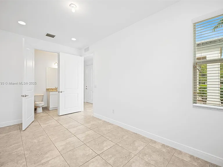 6907 Pines Cir — Photo 3