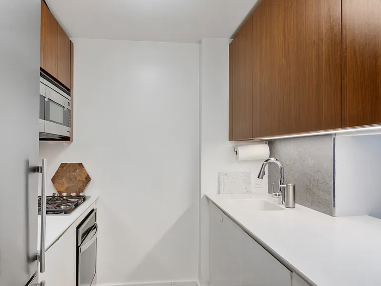 515 E 72nd St #9F — Photo 4