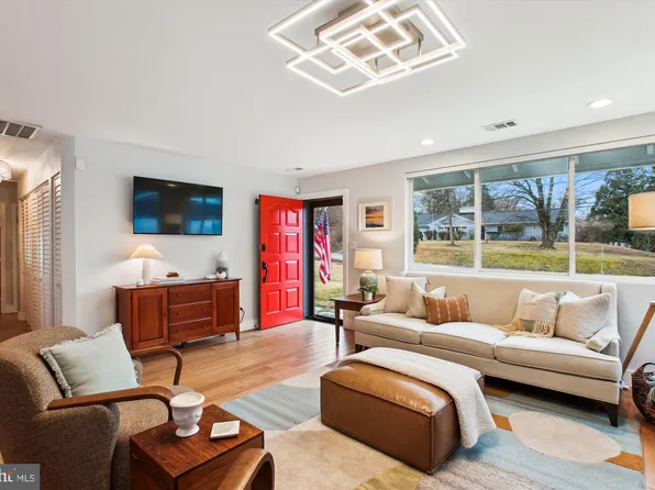 1228 Morningside Ln, Alexandria, VA 22308