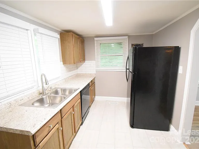 1077 Henderson St — Photo 23