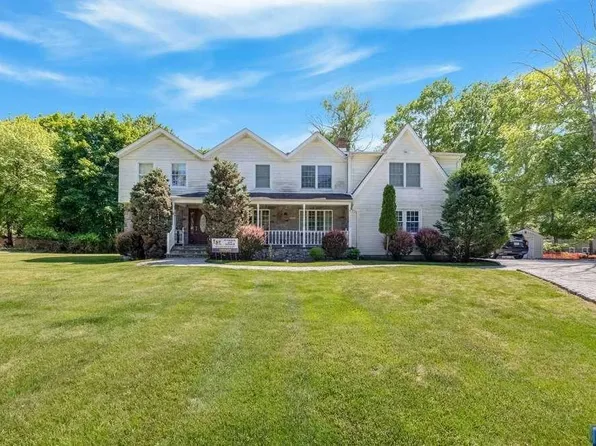 52 Algonquin Trl, Oakland, NJ 07436