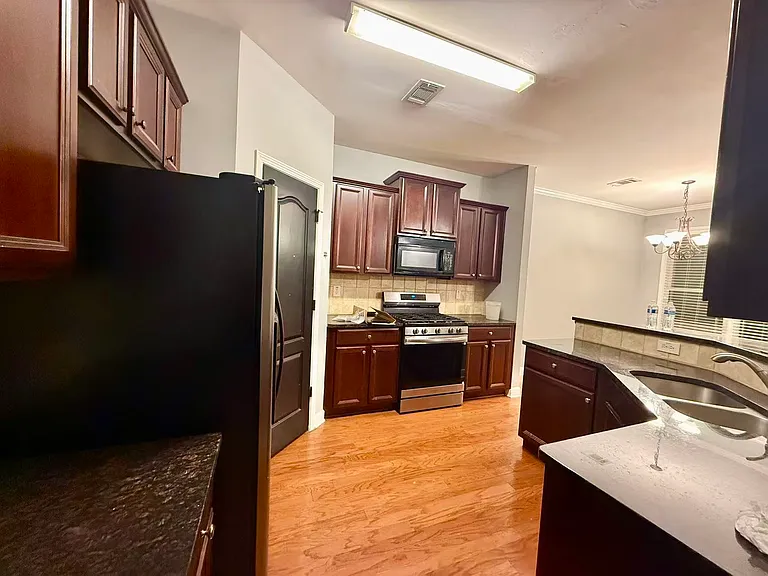 1656 Oakbrook Lake Dr — Photo 3