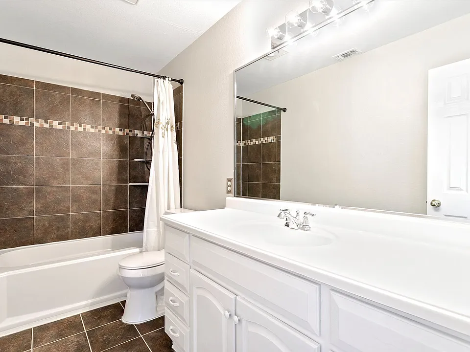 3803 Farmington Dr