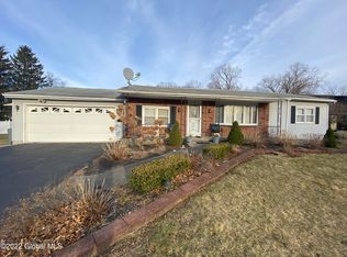 8 Compass Ct, Albany, NY 12205