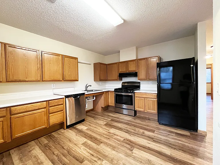175 W Lind St — Photo 3
