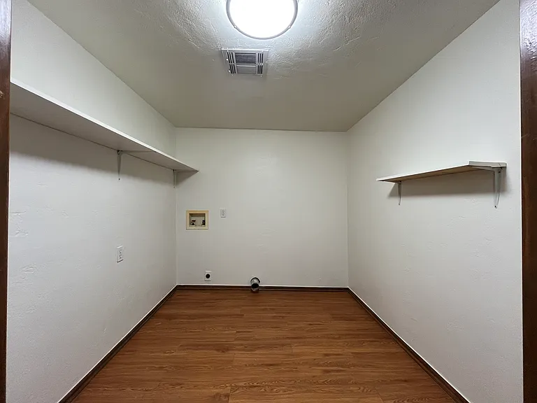 409 SW 43rd St — Photo 10