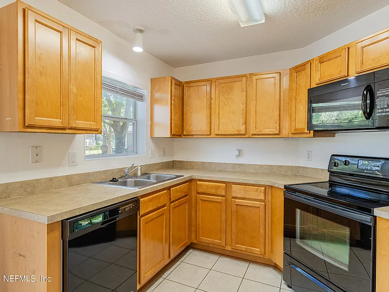 1630 Vineland Cir #B — Photo 17