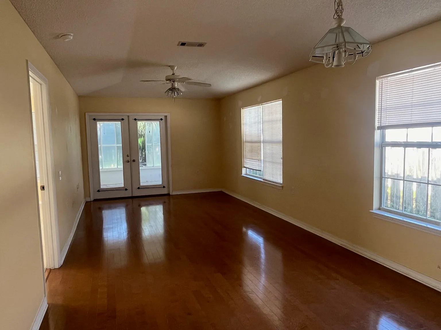 3 bed, 1200 sqft, $1,900 — Photo 2