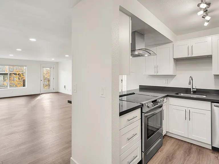 Maple Leaf Residences — Photo 15