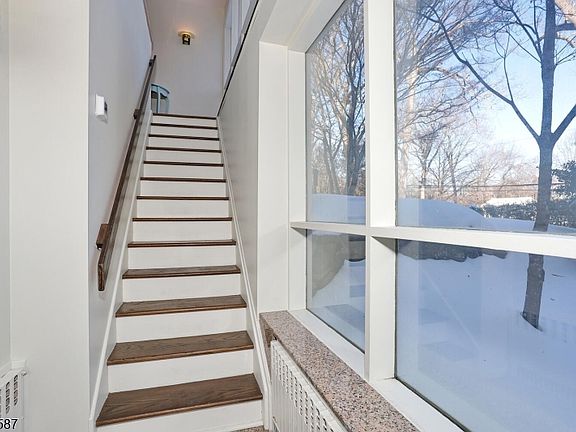 3rd image of 28 Bear Mountain Rd