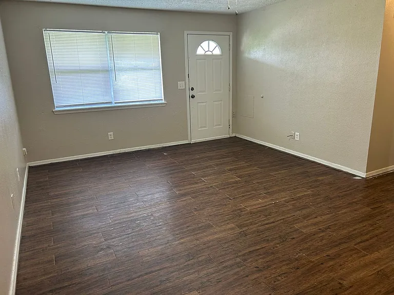 1602-1605 Juniper Cir — Photo 2