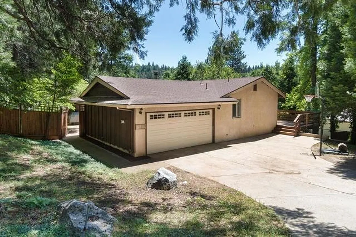Building Photo - 26232 Parkwood Dr E