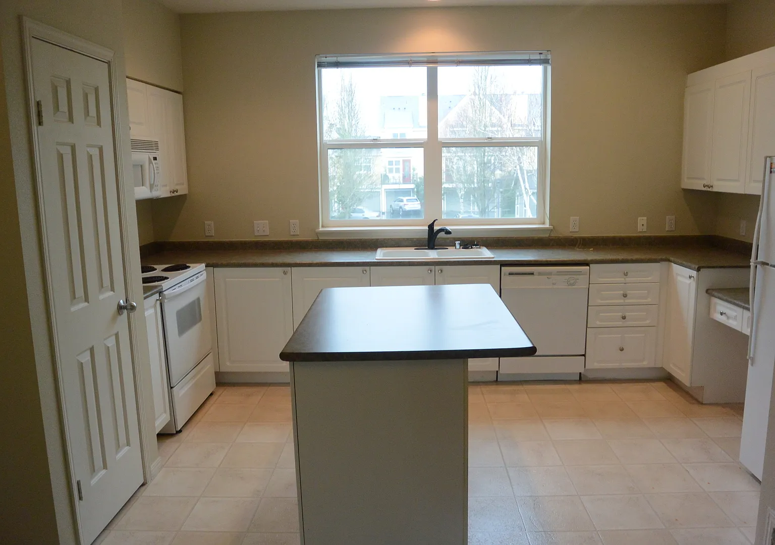 Stunning Northwynd Condominium for Lease near Vancouver Waterfront & Beaches - 714 SE Fairwinds Loop — Photo 2