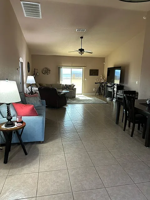 3 bed, 1607 sqft, $2,200 — Photo 3