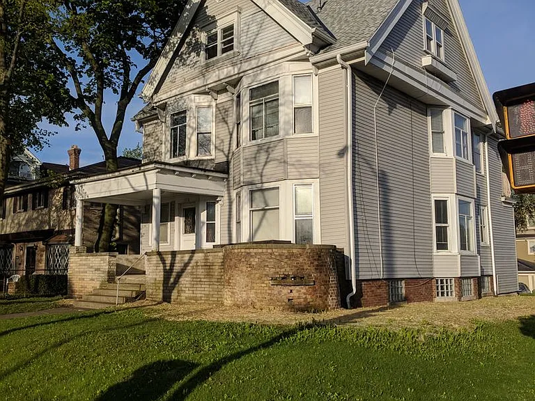2863 N Downer Ave — Photo 12