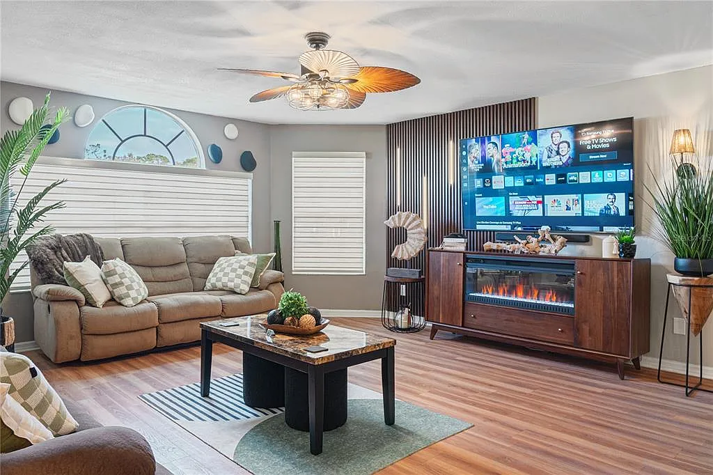 3 bed, 2.0 bath, 1220 sqft, $2,200 — Photo 3